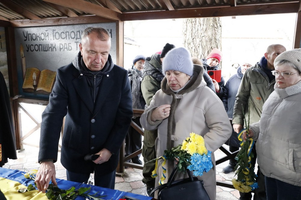 Біль і сльози… У Нікополі сьогодні провели в останню путь Героя-феросплавника (фото)