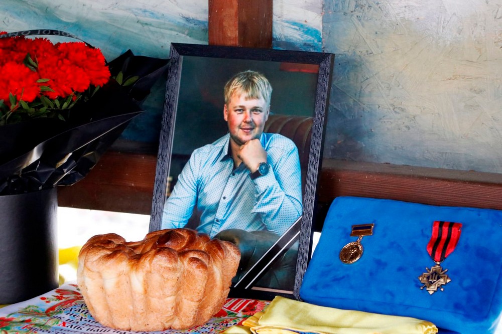 Біль і сльози… У Нікополі сьогодні провели в останню путь Героя-феросплавника (фото)