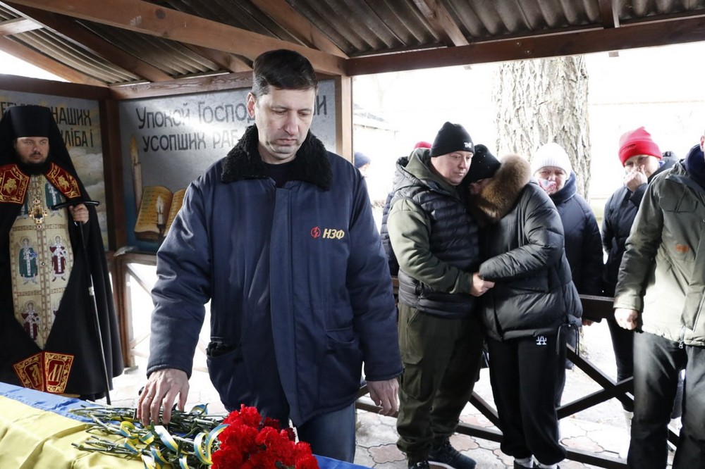 Біль і сльози… У Нікополі сьогодні провели в останню путь Героя-феросплавника (фото)