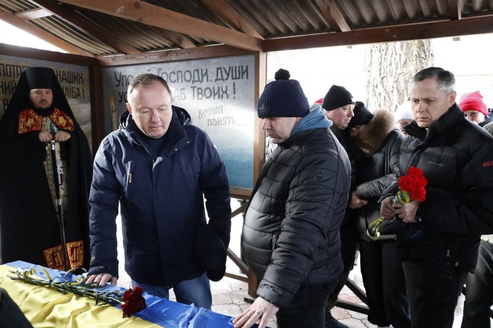 Біль і сльози… У Нікополі сьогодні провели в останню путь Героя-феросплавника (фото)