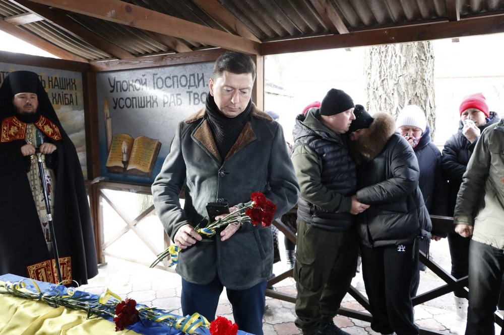 Біль і сльози… У Нікополі сьогодні провели в останню путь Героя-феросплавника (фото)