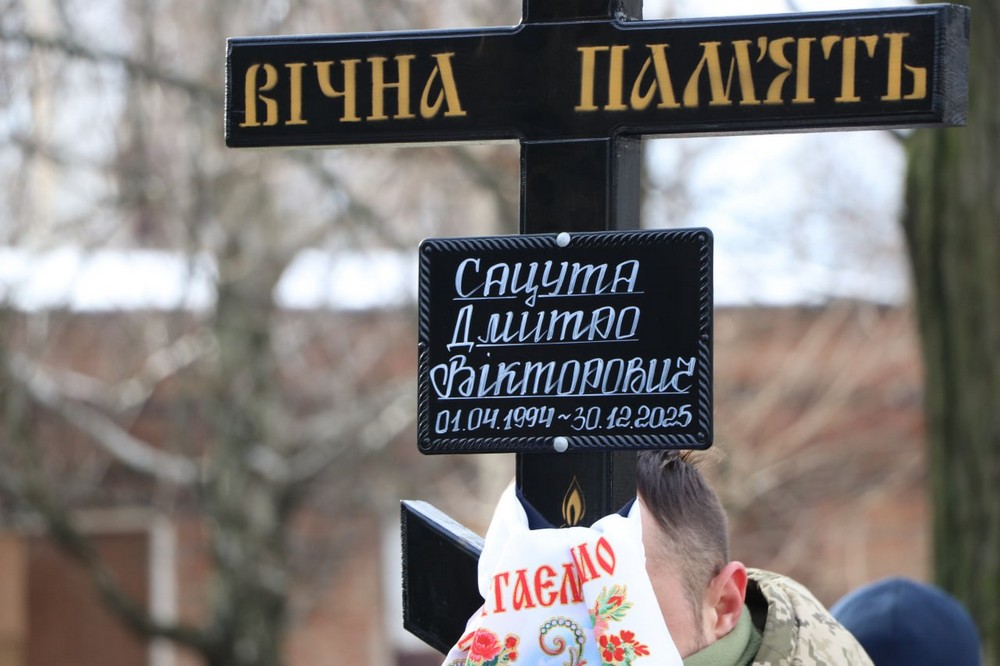 Пекучий біль і сльози… У Нікополі сьогодні провели в останню путь Героя-феросплавника (фото)