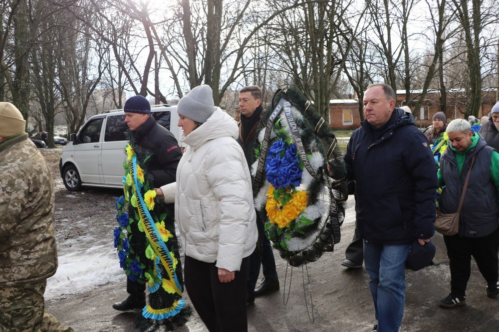 Біль і сльози… У Нікополі сьогодні провели в останню путь Героя-феросплавника (фото)