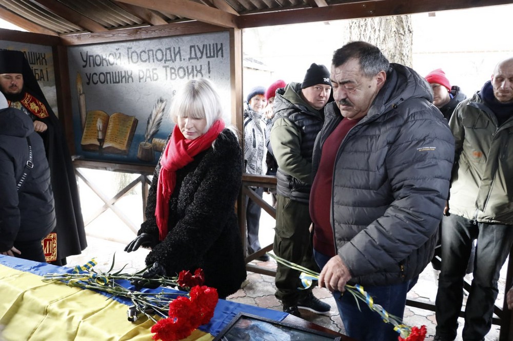 Біль і сльози… У Нікополі сьогодні провели в останню путь Героя-феросплавника (фото)