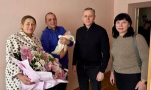 Привітали батьків дитини, яка першою народилася у Нікополі у 2026 році