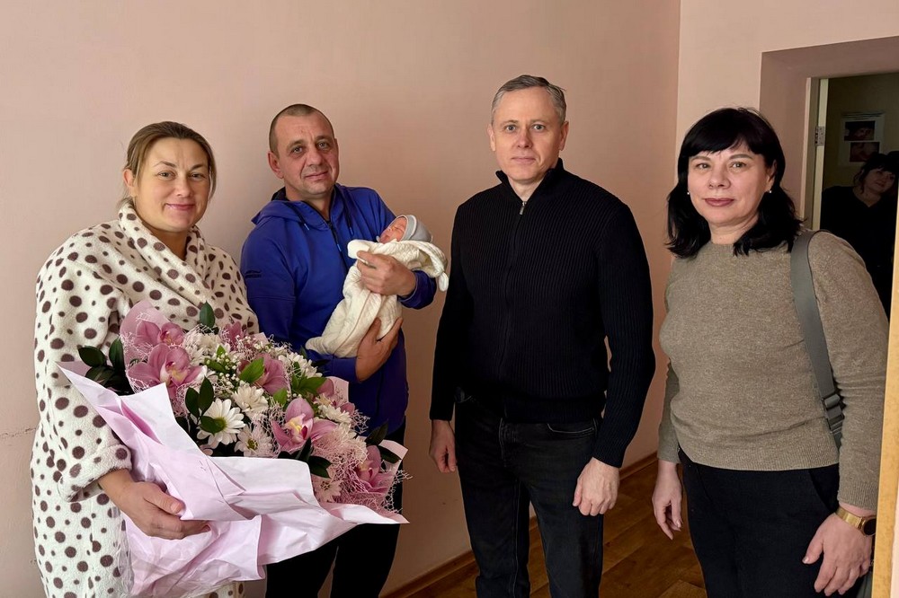 Привітали батьків дитини, яка першою народилася у Нікополі у 2026 році