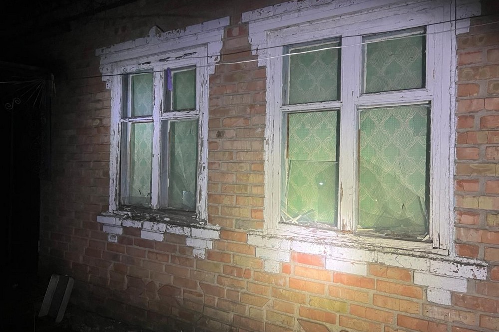 Ворог потрощив будинки, вдалося врятувати двох пенсіонерів: Нікополь і район, а також Синельниківщина були під ударом армії РФ (фото) Ворог потрощив будинки, вдалося врятувати двох пенсіонерів: Нікополь і район, а також Синельниківщина були під ударом армії РФ (фото)