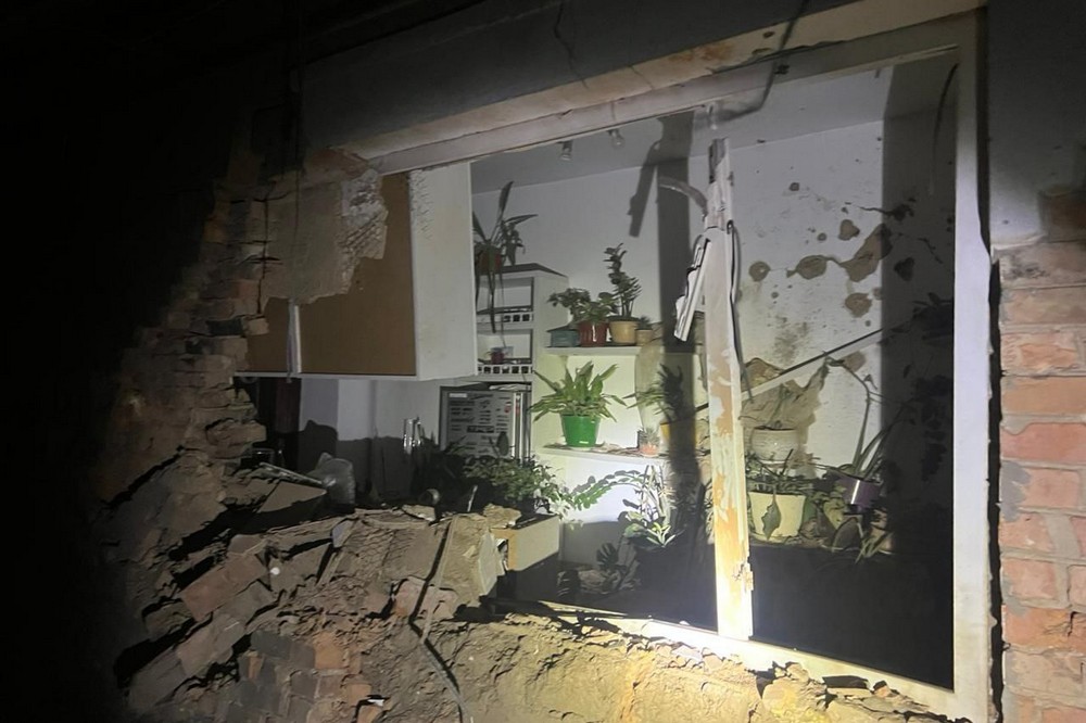 Ворог потрощив будинки, вдалося врятувати двох пенсіонерів: Нікополь і район, а також Синельниківщина були під ударом армії РФ (фото) Ворог потрощив будинки, вдалося врятувати двох пенсіонерів: Нікополь і район, а також Синельниківщина були під ударом армії РФ (фото)