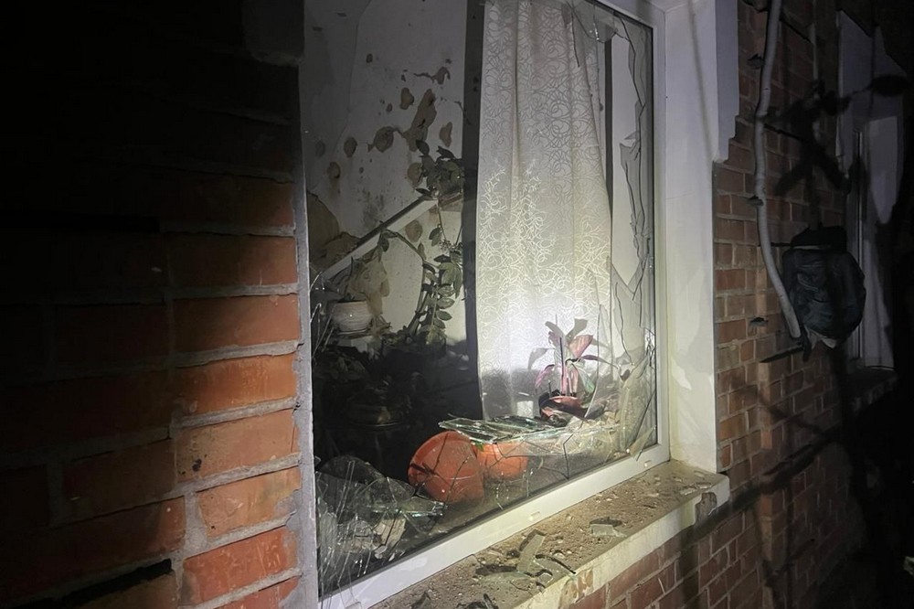 Ворог потрощив будинки, вдалося врятувати двох пенсіонерів: Нікополь і район, а також Синельниківщина були під ударом армії РФ (фото) Ворог потрощив будинки, вдалося врятувати двох пенсіонерів: Нікополь і район, а також Синельниківщина були під ударом армії РФ (фото)