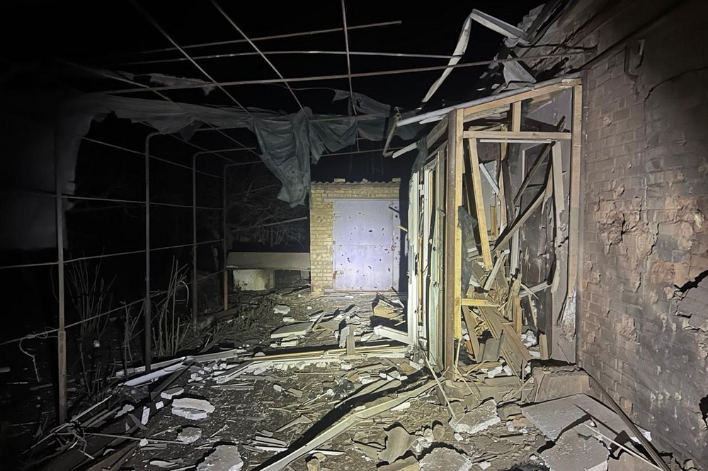 Ворог потрощив будинки, вдалося врятувати двох пенсіонерів: Нікополь і район, а також Синельниківщина були під ударом армії РФ (фото) Ворог потрощив будинки, вдалося врятувати двох пенсіонерів: Нікополь і район, а також Синельниківщина були під ударом армії РФ (фото)