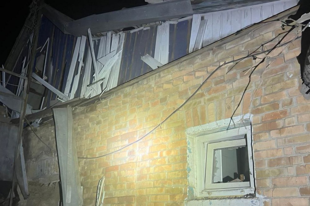 Ворог потрощив будинки, вдалося врятувати двох пенсіонерів: Нікополь і район, а також Синельниківщина були під ударом армії РФ (фото) Ворог потрощив будинки, вдалося врятувати двох пенсіонерів: Нікополь і район, а також Синельниківщина були під ударом армії РФ (фото)