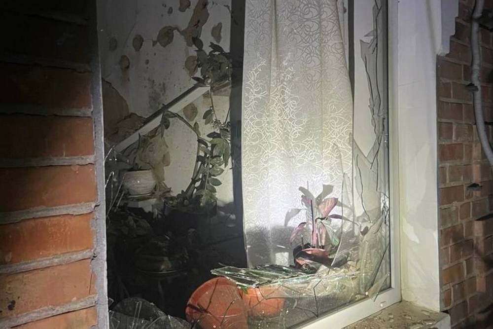 Ворог потрощив будинки, вдалося врятувати двох пенсіонерів: Нікополь і район, а також Синельниківщина були під ударом армії РФ (фото) Ворог потрощив будинки, вдалося врятувати двох пенсіонерів: Нікополь і район, а також Синельниківщина були під ударом армії РФ (фото)