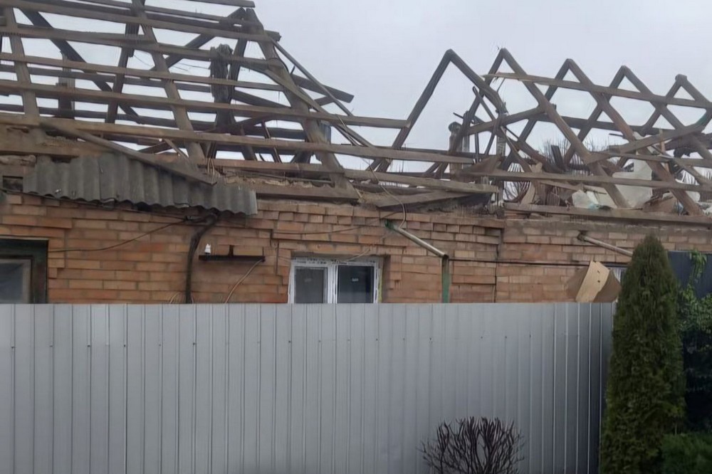 У Нікополі понівечено 4 вантажівки, автобус, підприємство, будинки, є поранені на Синельниківщині, балістика вдарила по Криворіжжю – важкий день 6 січня в області