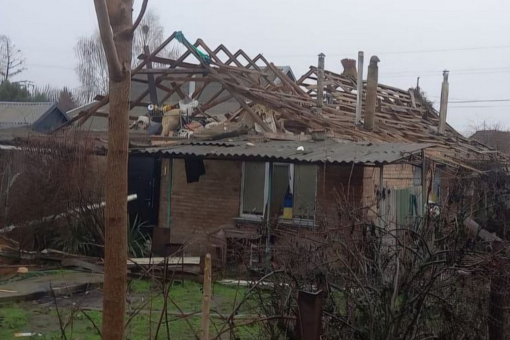 У Нікополі понівечено 4 вантажівки, автобус, підприємство, будинки, є поранені на Синельниківщині, балістика вдарила по Криворіжжю – важкий день 6 січня в області