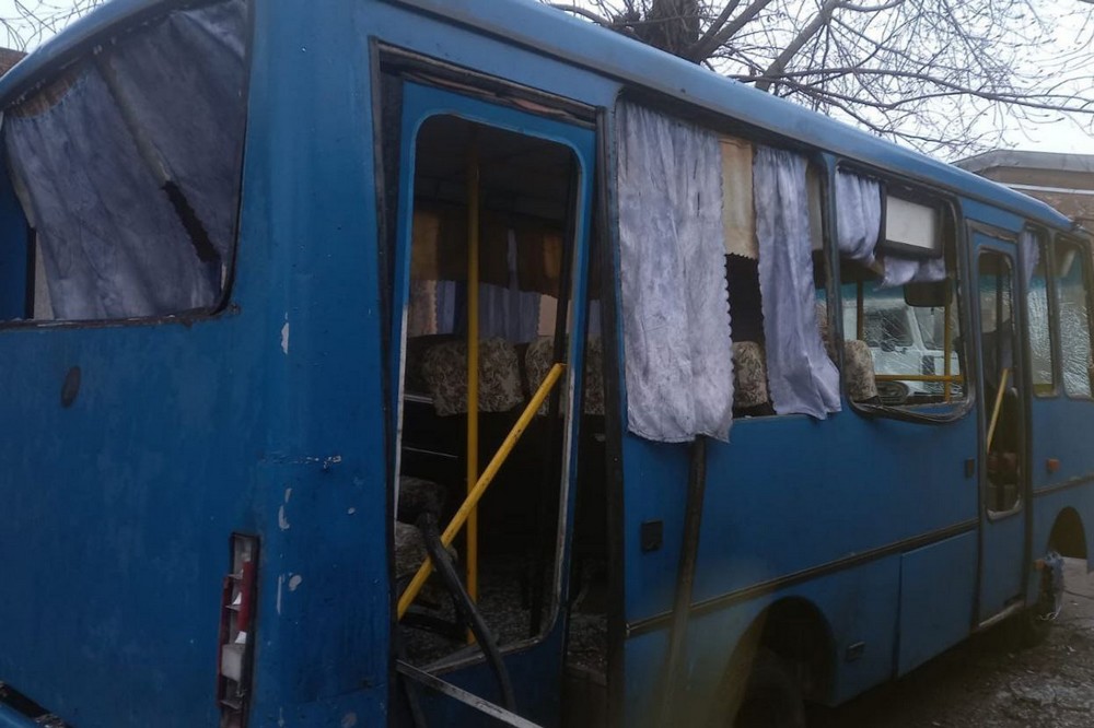 У Нікополі понівечено 4 вантажівки, автобус, підприємство, будинки, є поранені на Синельниківщині, балістика вдарила по Криворіжжю – важкий день 6 січня в області