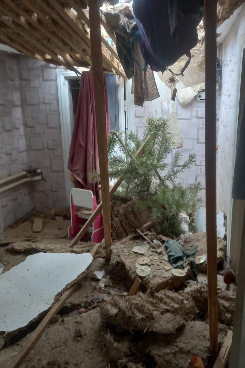 У Нікополі понівечено 4 вантажівки, автобус, підприємство, будинки, є поранені на Синельниківщині, балістика вдарила по Криворіжжю – важкий день 6 січня в області