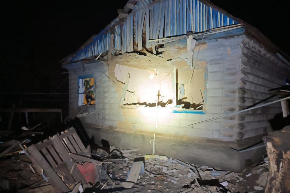 У Нікополі понівечено 4 вантажівки, автобус, підприємство, будинки, є поранені на Синельниківщині, балістика вдарила по Криворіжжю – важкий день 6 січня в області