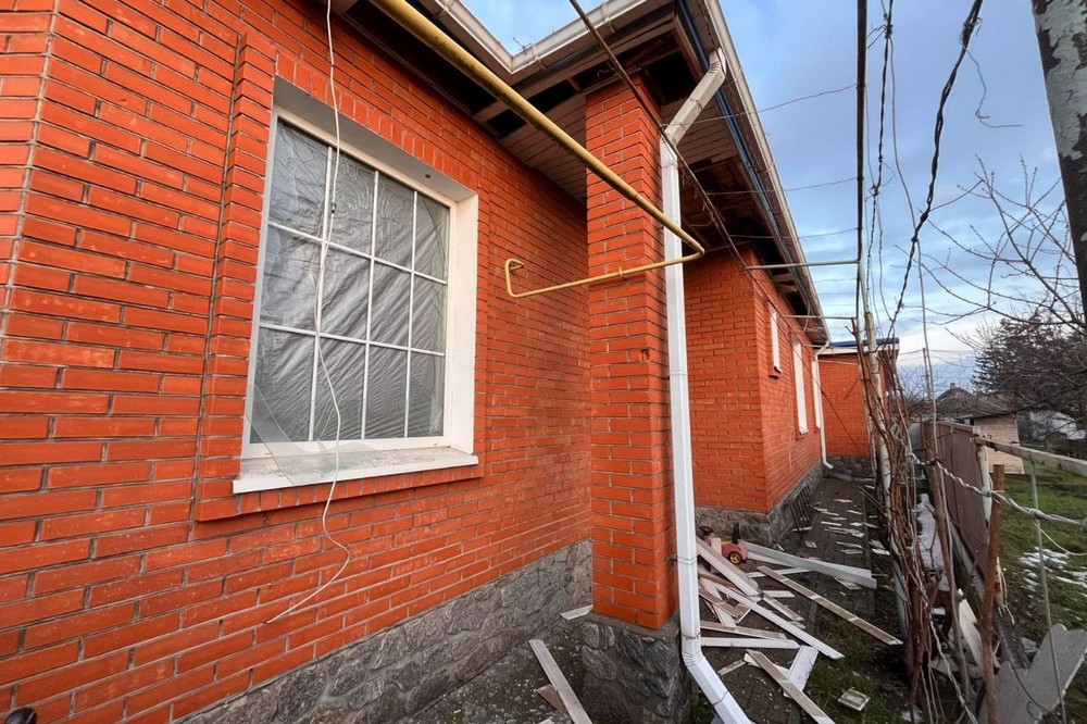 У Нікополі понівечено 4 вантажівки, автобус, підприємство, будинки, є поранені на Синельниківщині, балістика вдарила по Криворіжжю – важкий день 6 січня в області