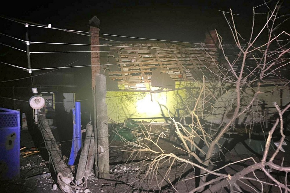 У Нікополі понівечено 4 вантажівки, автобус, підприємство, будинки, є поранені на Синельниківщині, балістика вдарила по Криворіжжю – важкий день 6 січня в області