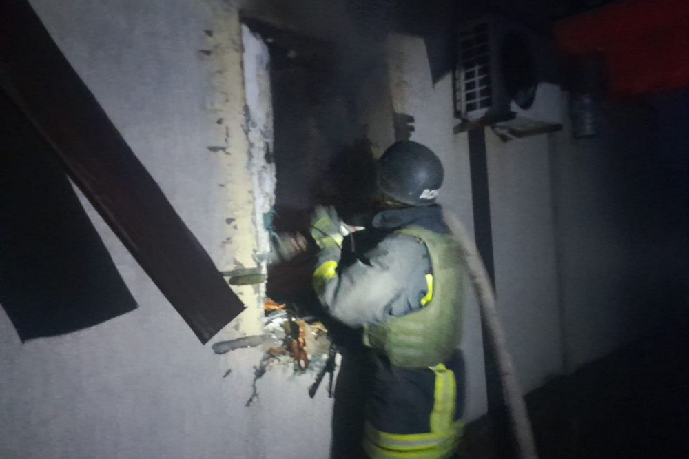 У Нікополі понівечено 4 вантажівки, автобус, підприємство, будинки, є поранені на Синельниківщині, балістика вдарила по Криворіжжю – важкий день 6 січня в області