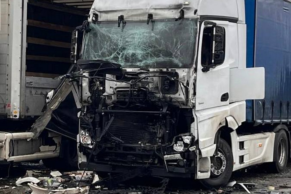 У Нікополі понівечено 4 вантажівки, автобус, підприємство, будинки, є поранені на Синельниківщині, балістика вдарила по Криворіжжю – важкий день 6 січня в області