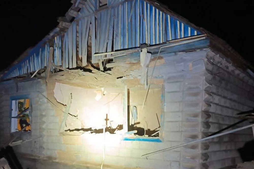 У Нікополі понівечено 4 вантажівки, автобус, підприємство, будинки, є поранені на Синельниківщині, балістика вдарила по Криворіжжю – важкий день 6 січня в області