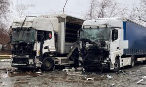 У Нікополі понівечено 4 вантажівки, автобус, підприємство, будинки, є поранені на Синельниківщині, балістика вдарила по Криворіжжю – важкий день 6 січня в області