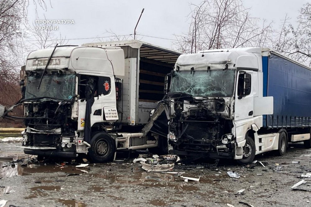 У Нікополі понівечено 4 вантажівки, автобус, підприємство, будинки, є поранені на Синельниківщині, балістика вдарила по Криворіжжю – важкий день 6 січня в області