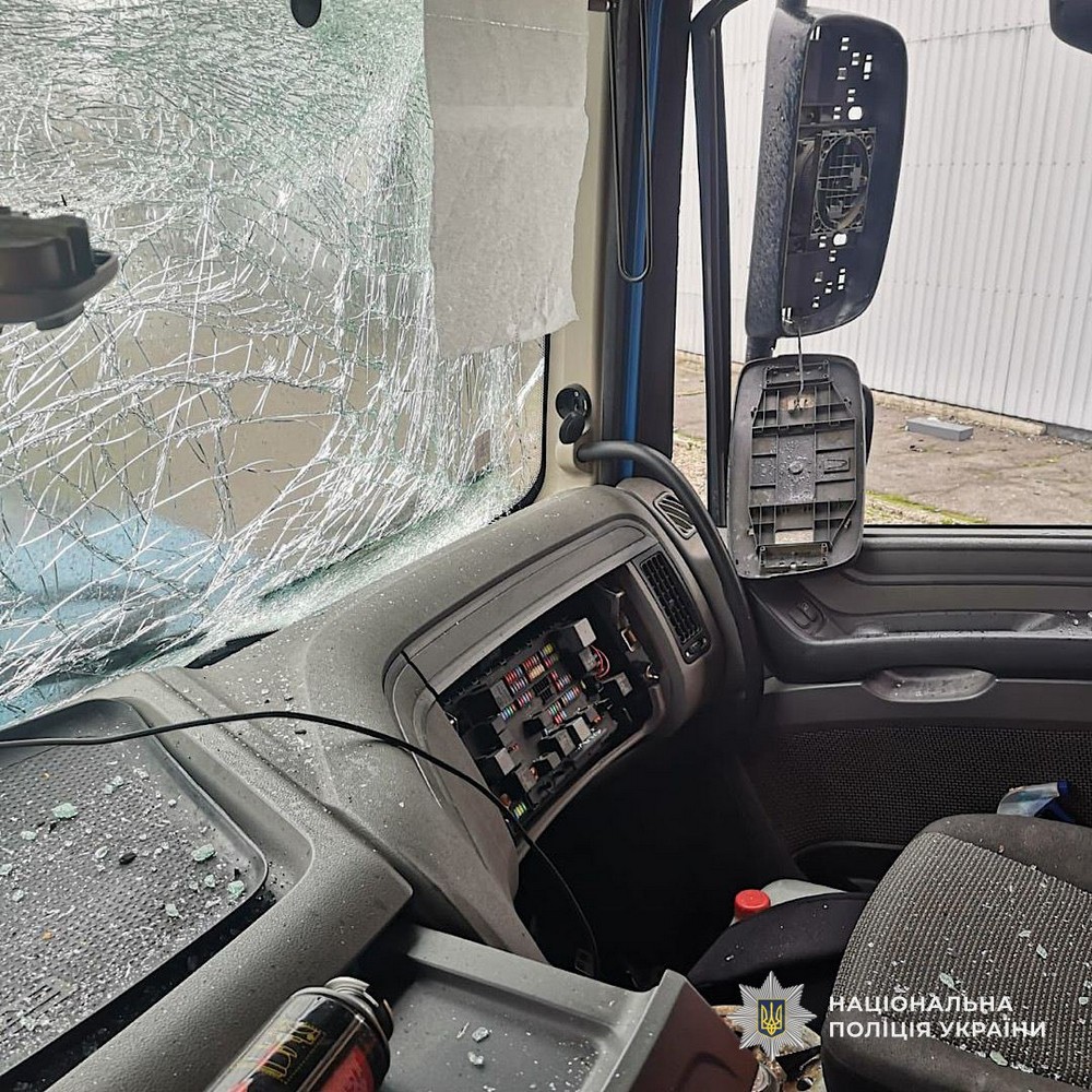 90 повідомлень про удари по Нікополю і району, атаки на Дніпро і Синельниківщину, поранені і руйнування – поліція про наслідки обстрілів за добу (фото) 90 повідомлень про удари по Нікополю і району, атаки на Дніпро і Синельниківщину, поранені і руйнування – поліція про наслідки обстрілів за добу (фото)