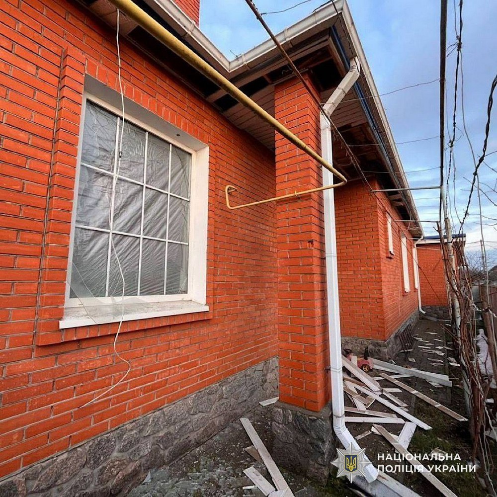 90 повідомлень про удари по Нікополю і району, атаки на Дніпро і Синельниківщину, поранені і руйнування – поліція про наслідки обстрілів за добу (фото) 90 повідомлень про удари по Нікополю і району, атаки на Дніпро і Синельниківщину, поранені і руйнування – поліція про наслідки обстрілів за добу (фото)