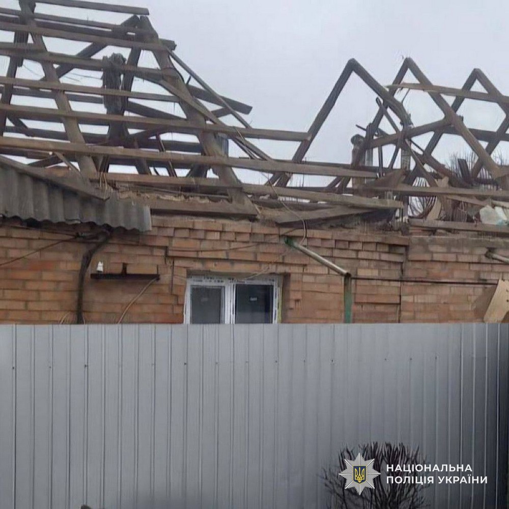 90 повідомлень про удари по Нікополю і району, атаки на Дніпро і Синельниківщину, поранені і руйнування – поліція про наслідки обстрілів за добу (фото) 90 повідомлень про удари по Нікополю і району, атаки на Дніпро і Синельниківщину, поранені і руйнування – поліція про наслідки обстрілів за добу (фото)