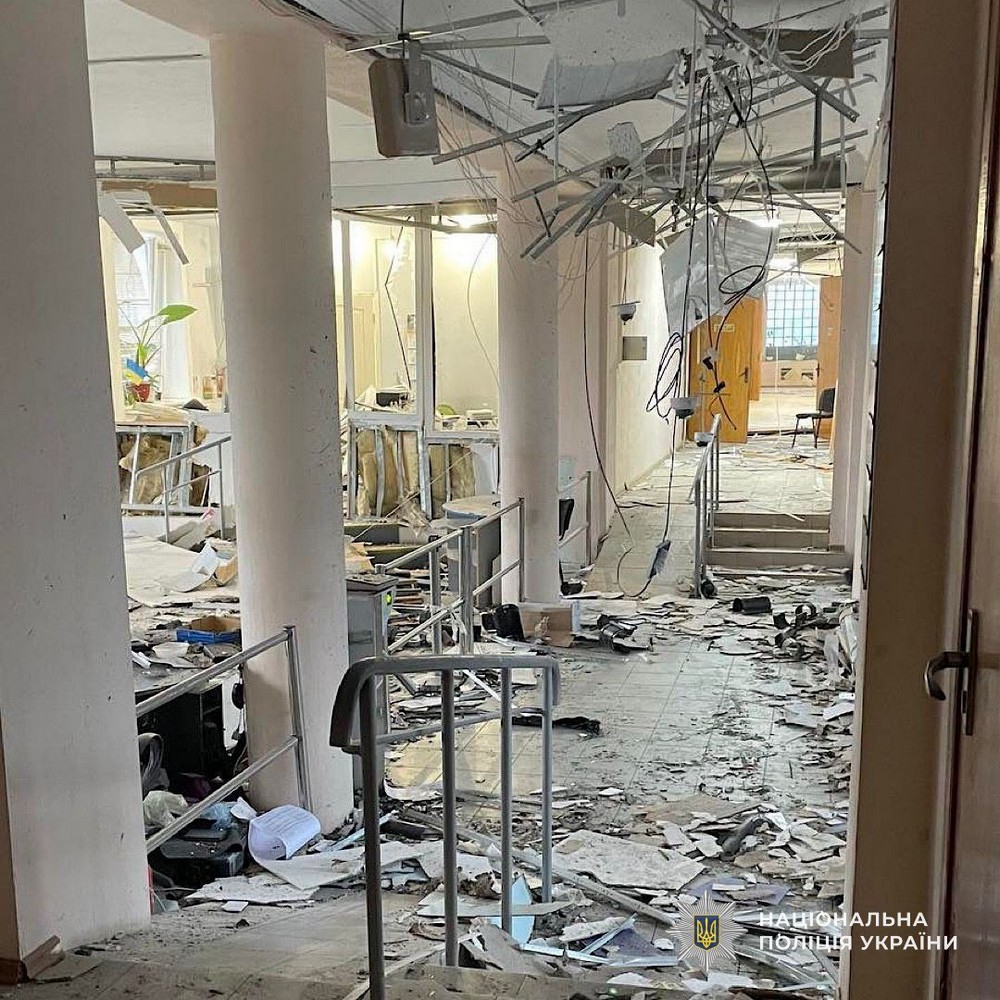 У Нікополі 13 постраждалих внаслідок влучання в адмінбудівлю, всього в області 25 постраждалих і одна загибла – поліція