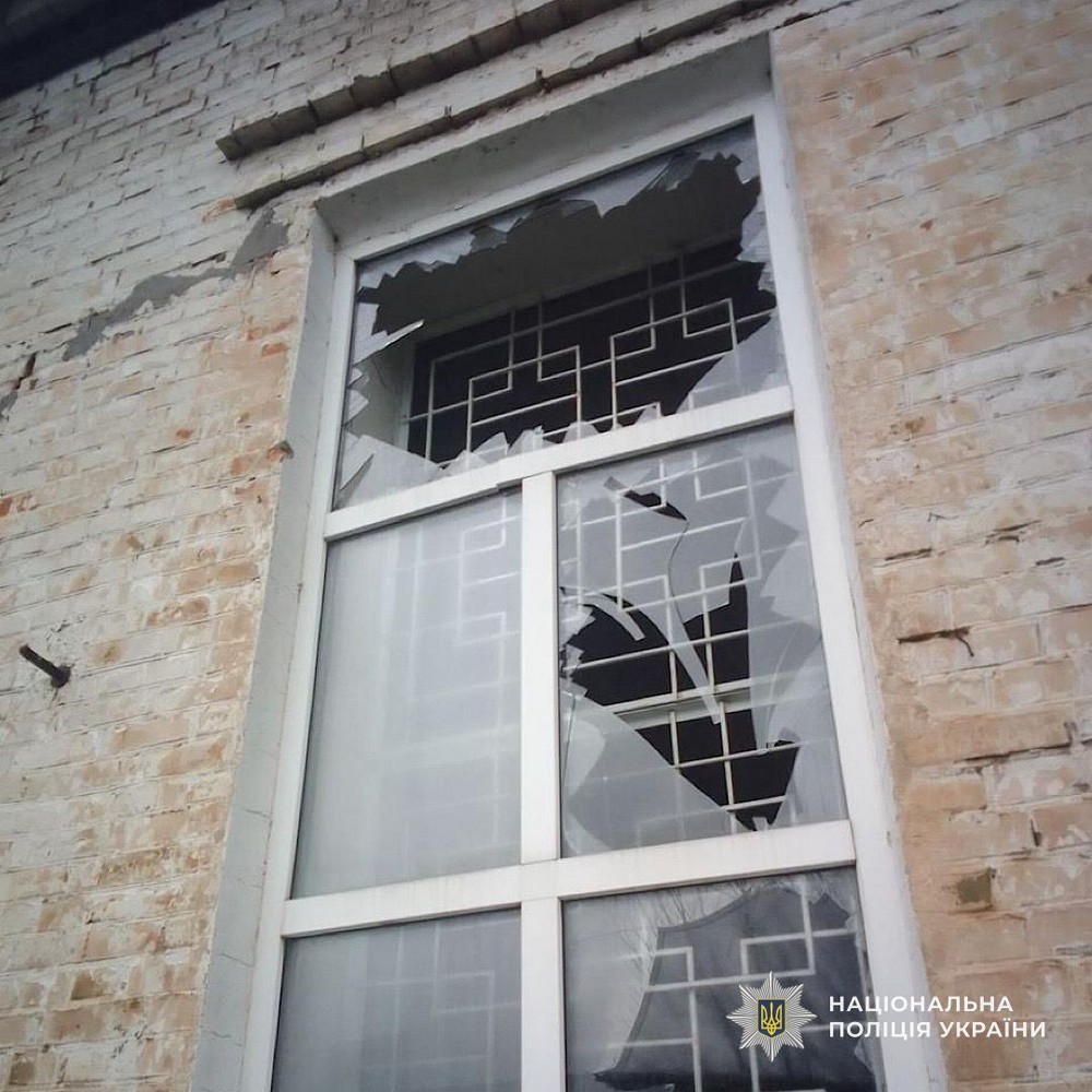 У Нікополі 13 постраждалих внаслідок влучання в адмінбудівлю, всього в області 25 постраждалих і одна загибла – поліція