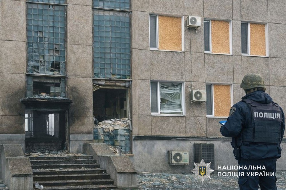 У Нікополі 13 постраждалих внаслідок влучання в адмінбудівлю, всього в області 25 постраждалих і одна загибла – поліція