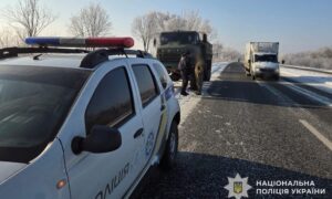 На Дніпропетровщині поліцейські допомогли військовим на засніженій дорозі
