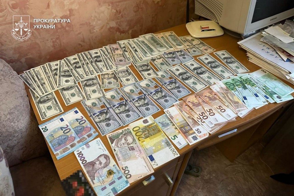 На Дніпропетровщині депутат міської ради з дружиною «заробляли» на відновленні житла та закладів освіти після обстрілів