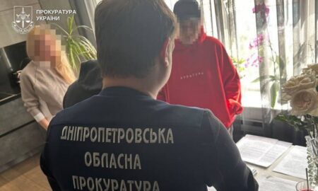 На Дніпропетровщині депутат міської ради з дружиною «заробляли» на відновленні житла та закладів освіти після обстрілів