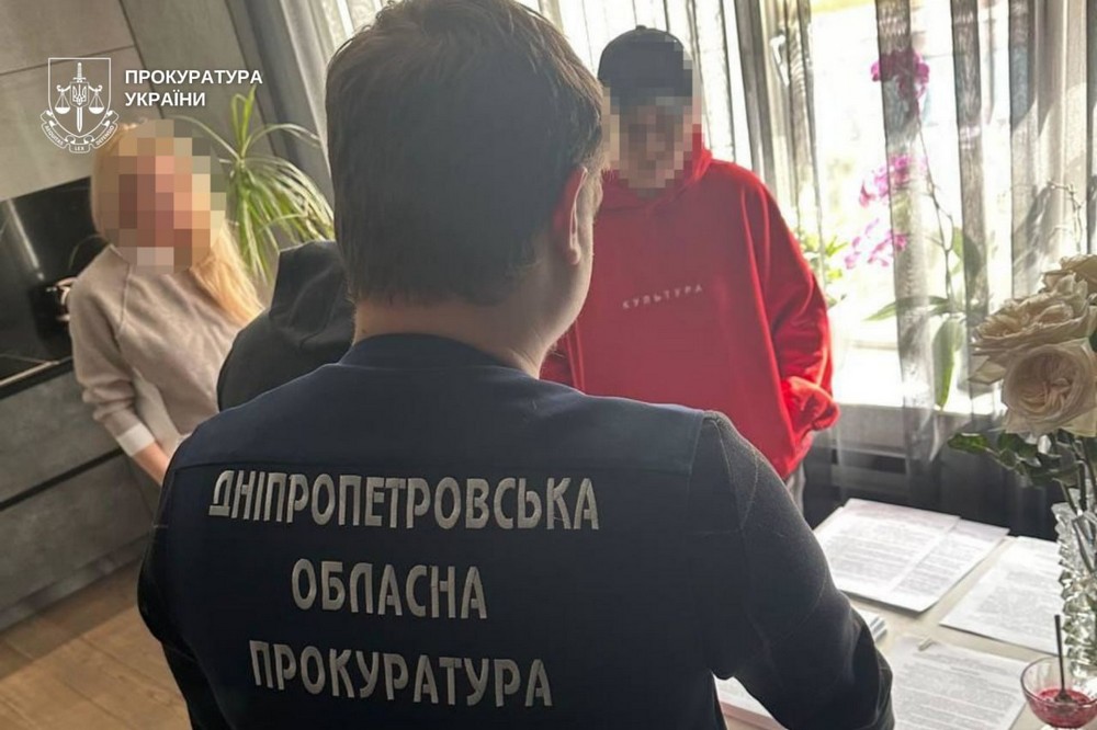 На Дніпропетровщині депутат міської ради з дружиною «заробляли» на відновленні житла та закладів освіти після обстрілів