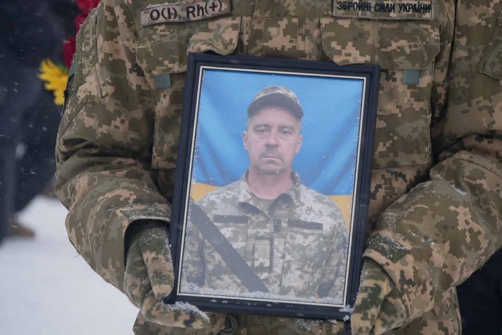 Загинув біля міста Слав’янськ: на Нікопольщині сьогодні провели в останню путь Героя (фото)