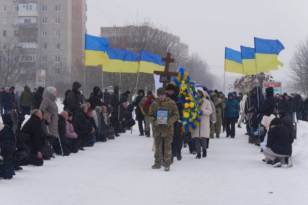 Загинув у Донецькій області: на Нікопольщині сьогодні провели в останню путь Героя (фото)