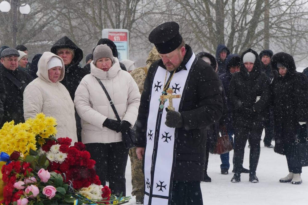 Загинув у Донецькій області: на Нікопольщині сьогодні провели в останню путь Героя (фото)