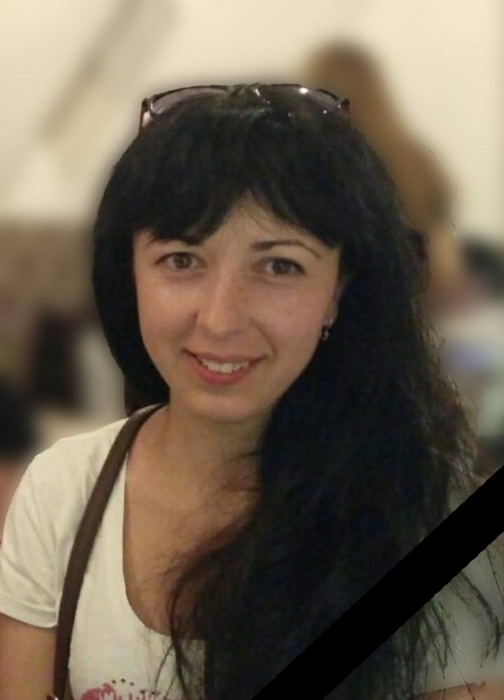 Страшна трагедія у Нікополі. Місто у глибокій скорботі. Сьогодні внаслідок артилерійського обстрілу загинула Мальована Валентина Анатоліївна. Завтра вона мала святкувати свій 37-й день народження. А тиждень тому окупанти вбили її батька…