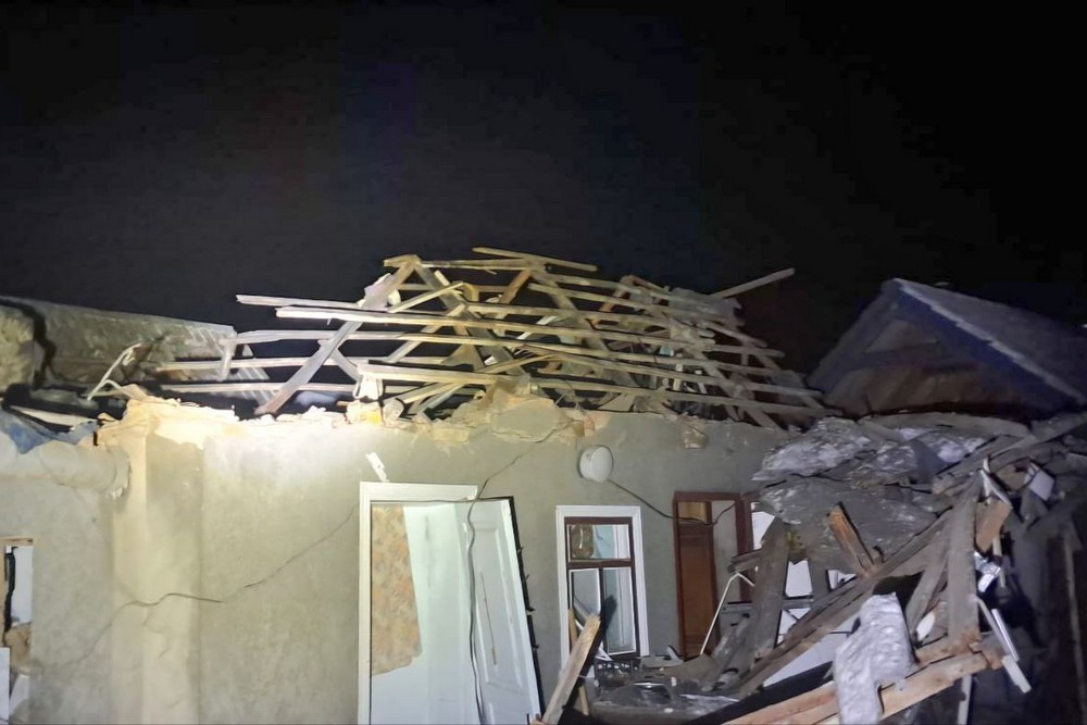 У Нікополі побито багатоповерхівку і приватні будинки, під обстрілами був і район цієї ночі (фото)