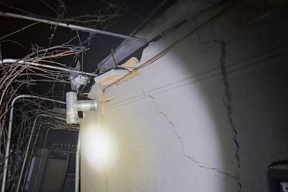 У Нікополі побито багатоповерхівку і приватні будинки, під обстрілами був і район цієї ночі (фото)