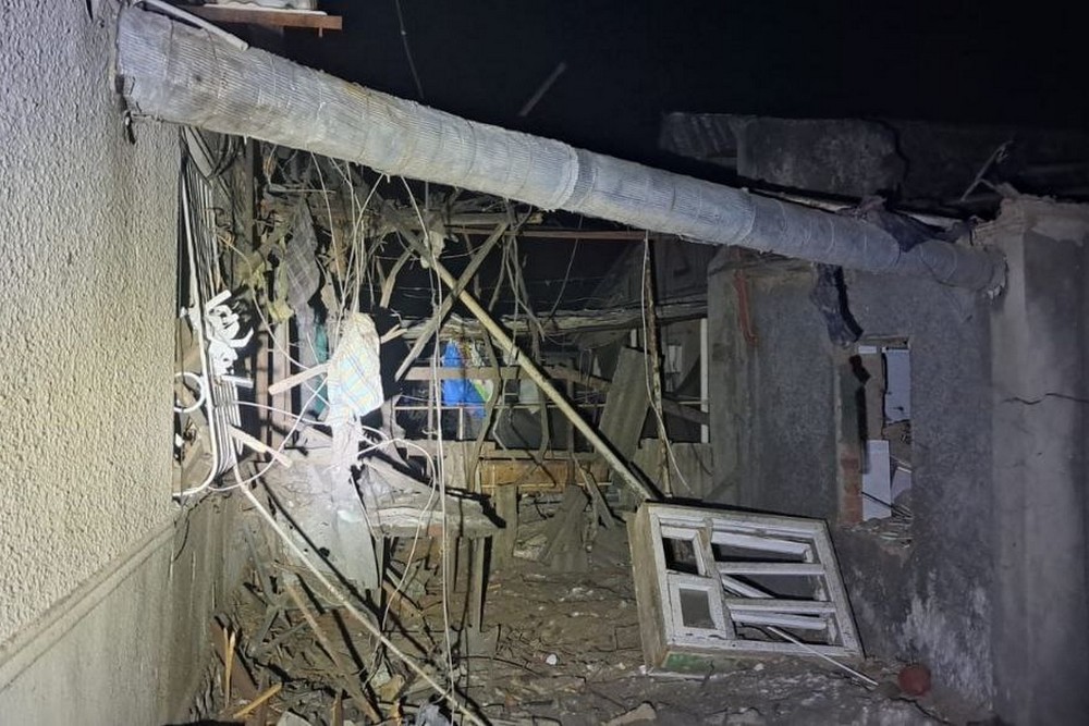 У Нікополі побито багатоповерхівку і приватні будинки, під обстрілами був і район цієї ночі (фото)