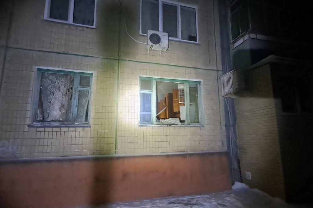 У Нікополі побито багатоповерхівку і приватні будинки, під обстрілами був і район цієї ночі (фото)