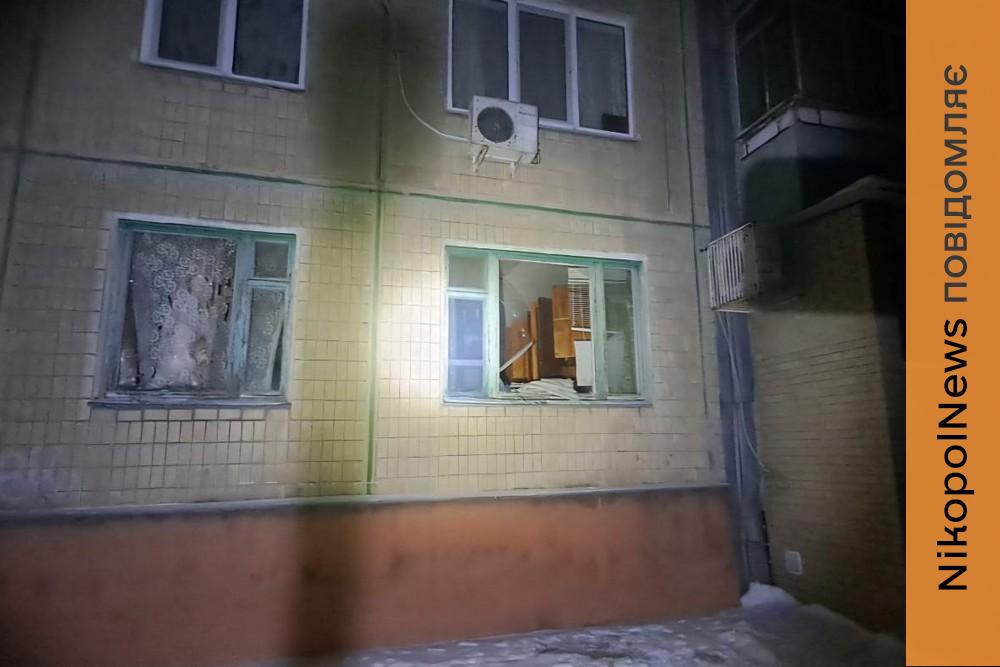 У Нікополі побито багатоповерхівку і приватні будинки, під обстрілами був і район цієї ночі (фото) 1 У Нікополі побито багатоповерхівку і приватні будинки, під обстрілами був і район цієї ночі (фото)