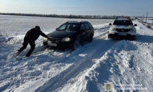Застряг у сніговому заметі на автошляху між селами: поліція Нікопольщини сьогодні допомогла водію