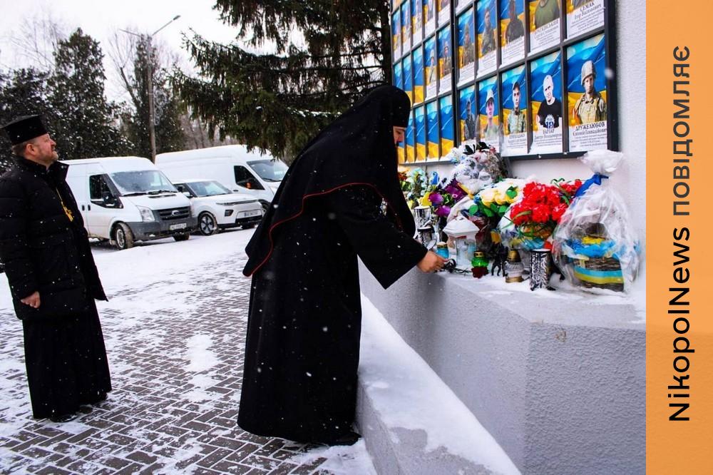 Священники ПЦУ Нікопольщини молитовно вшанували полеглих Захисників неба і взяли участь у нагородженні воїнів посмертно (фото)