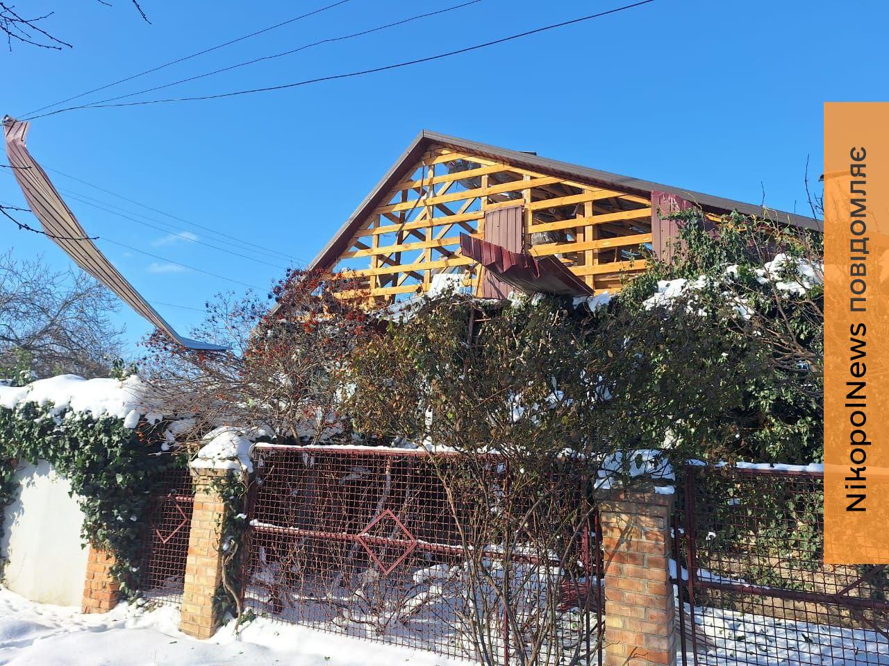 Понівечено будинки і авто: ворог вдарив по Нікополю і району, а також по Синельниківщині сьогодні